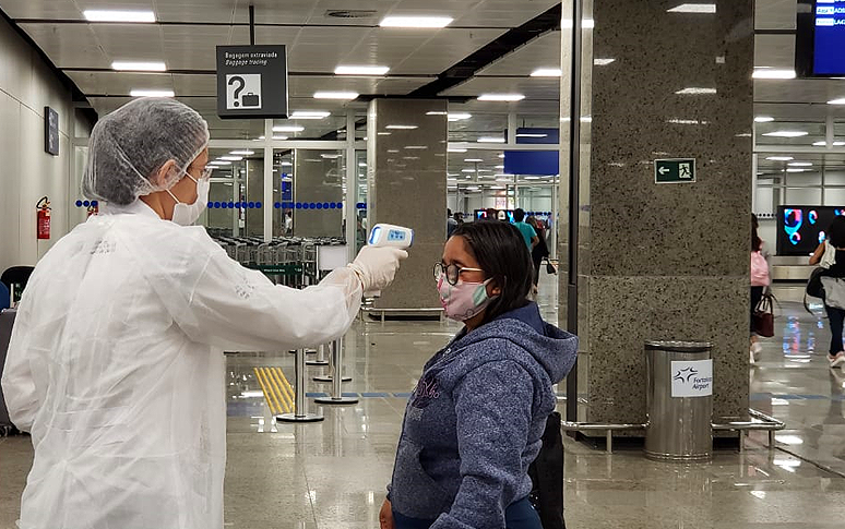 Barreiras sanitárias em aeroportos são fundamentais para impedir a transmissão da doença