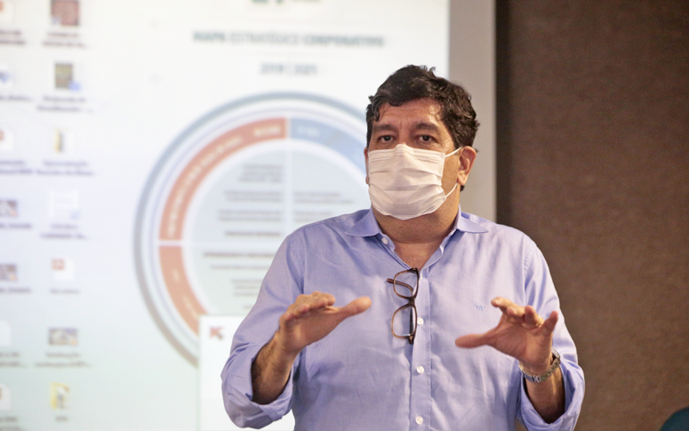 ESP/CE oferece Comenda Paulo Marcelo Martins Rodrigues a Dr. Cabeto