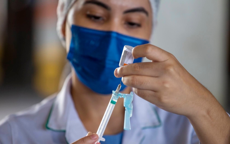 Municípios cearenses podem antecipar intervalo da dose de reforço na população adulta para quatro meses, conforme pactuado em CIB
