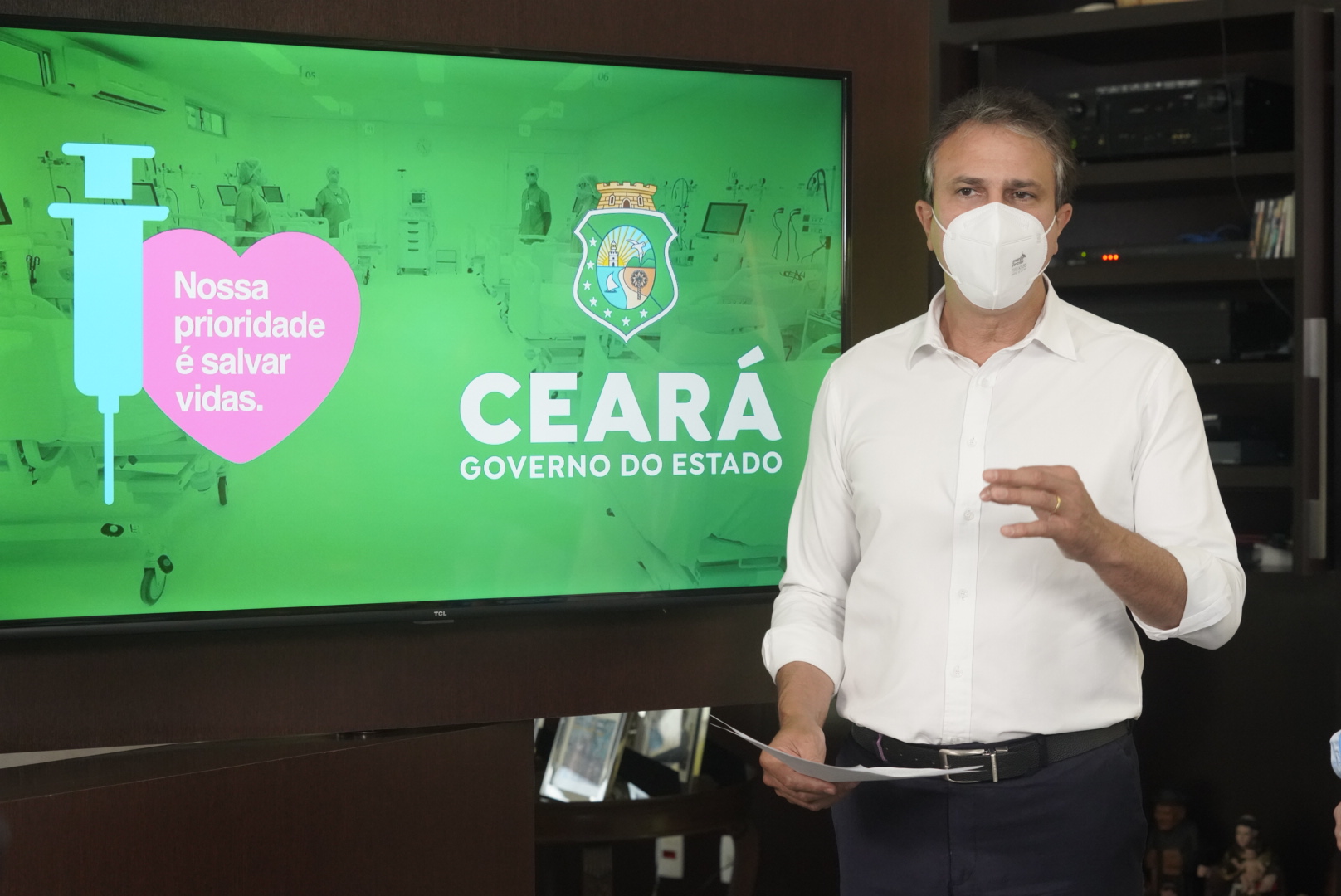 Novo decreto recomenda adiamento da volta às aulas para crianças, reduz público em estádios e determina padrão de máscara a setores