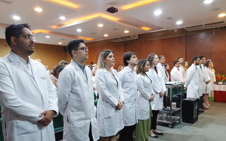 Médicos residentes iniciam programa de especialização na Santa Casa - Santa  Casa - São Carlos