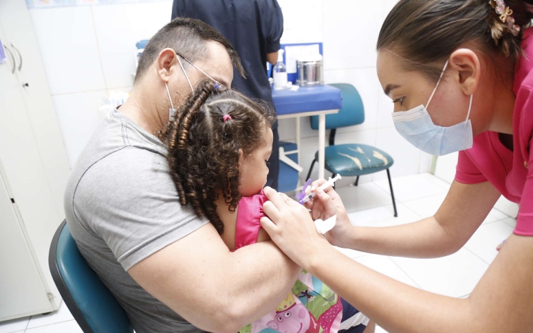 Ceará começa a vacinar crianças contra a gripe; estratégia se antecipa à campanha nacional